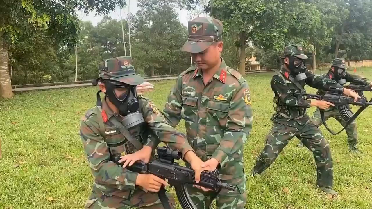 適應(yīng)特殊環(huán)境 越南人民軍展開(kāi)戴防毒面具的近距離射擊訓(xùn)練